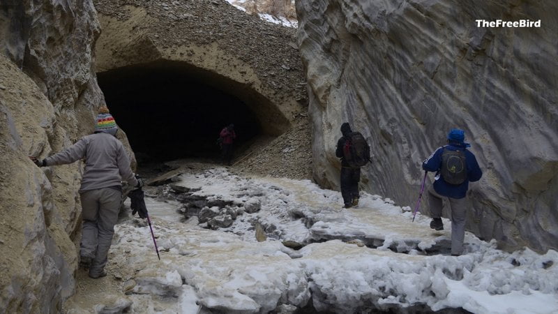 chadar trek lingshed ice tunnel