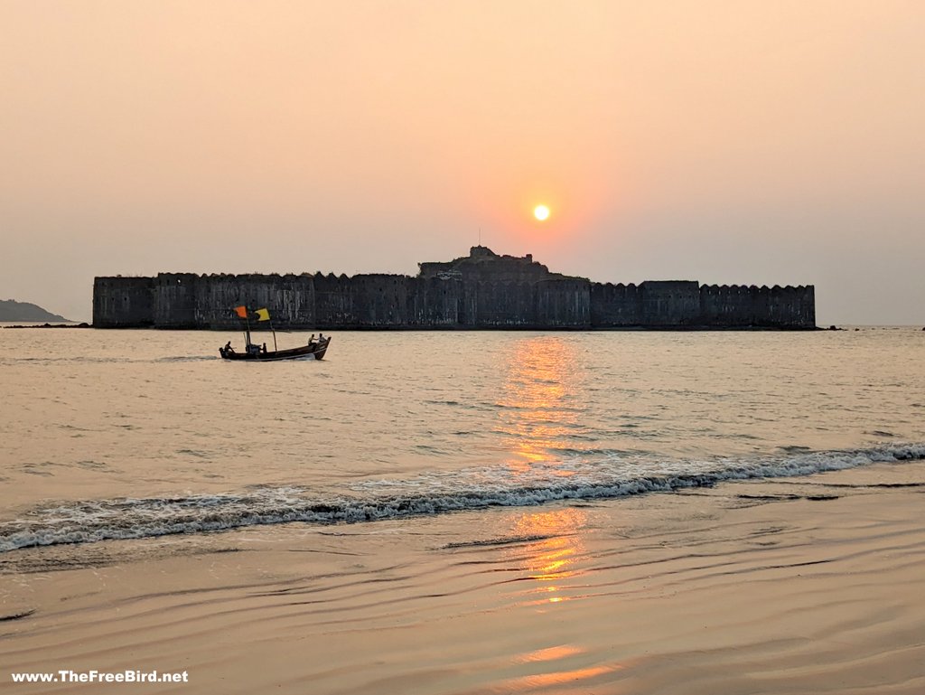 Murud Janjira fort can only be reached by boat from Rajpuri jetty & Khora jetty