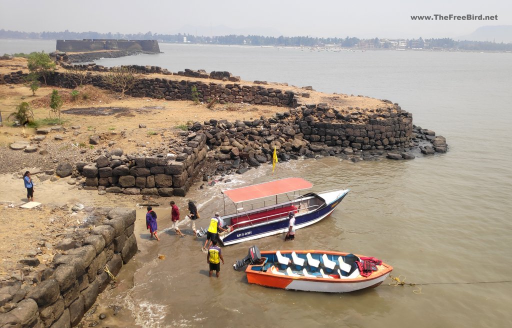 Kolaba fort main entrance can be reached by boats & by walking during low tide from Alibag